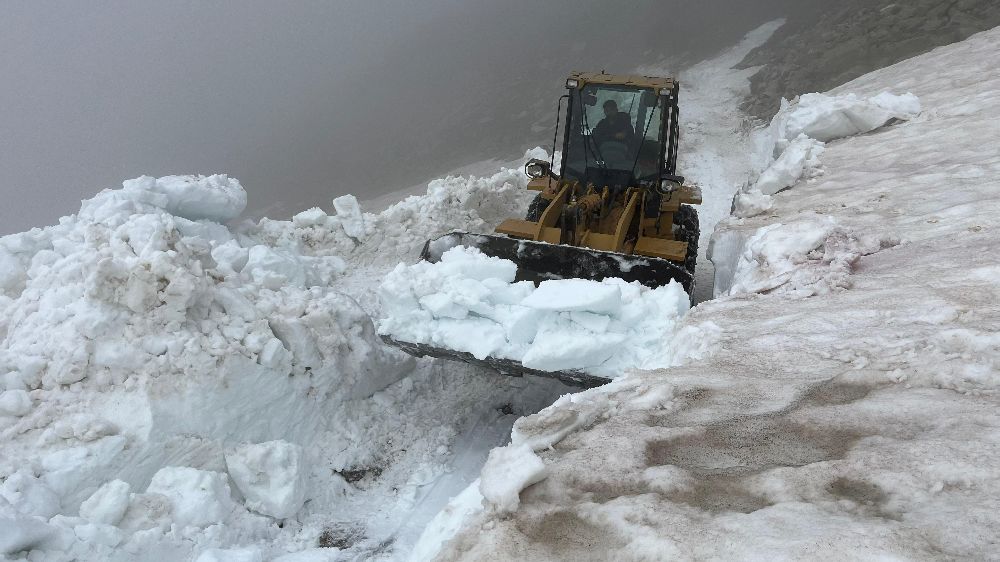 Rize'nin yayla yollarında Haziran'da kar temizliği