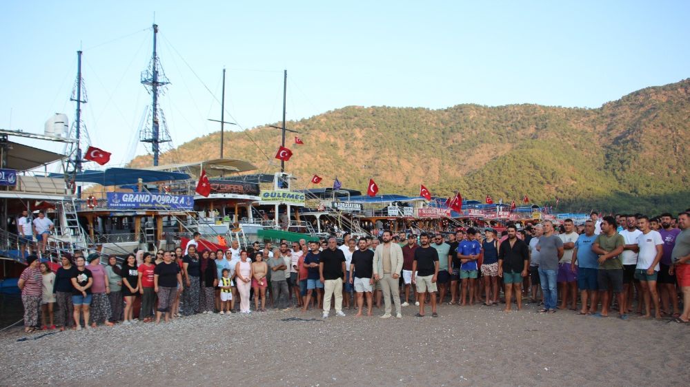 Sahile yanaşamayan tur tekneleri kornalı eylem yaptı