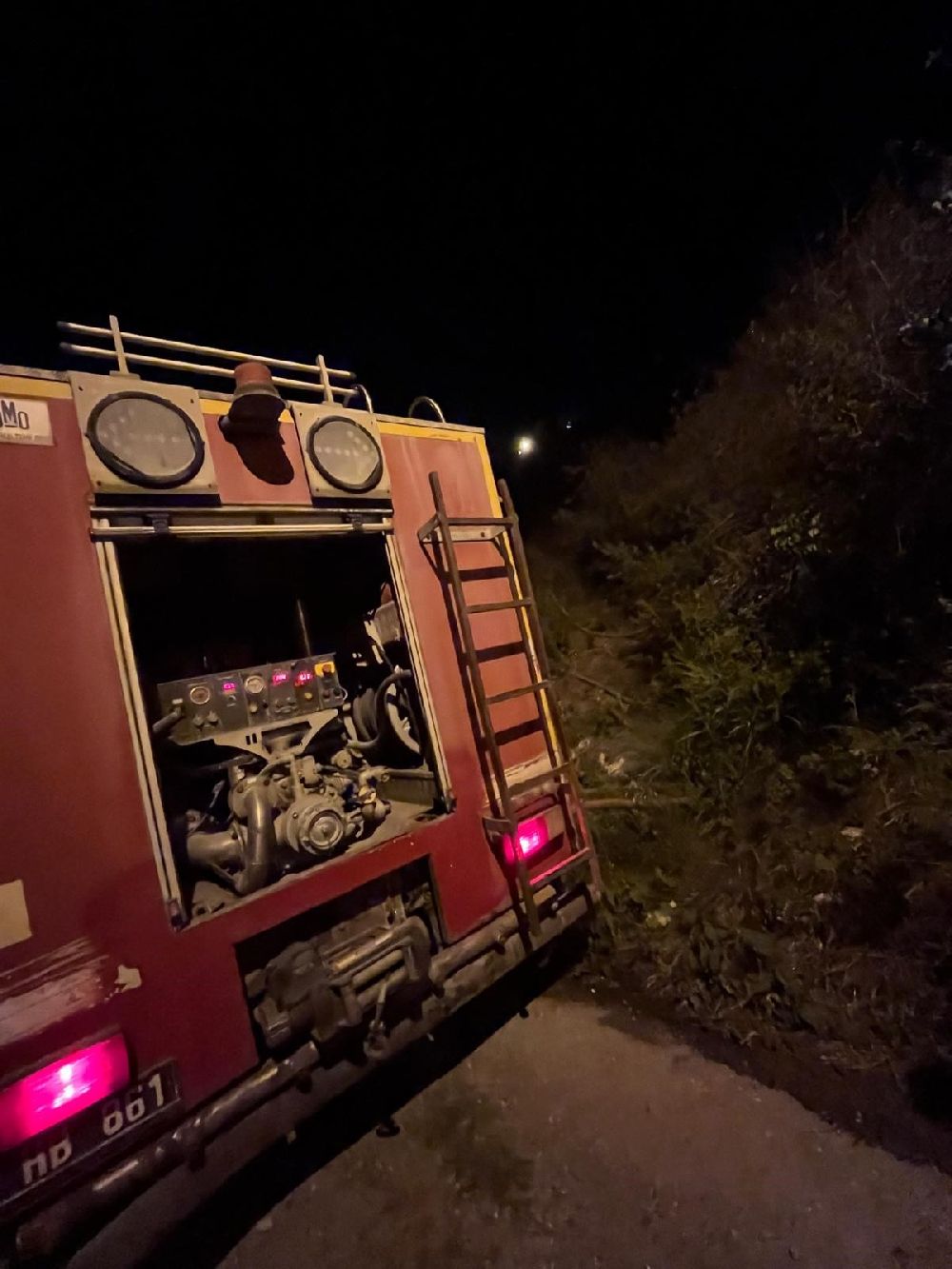 Samandağ'da evin bahçesinden alevler yükseldi