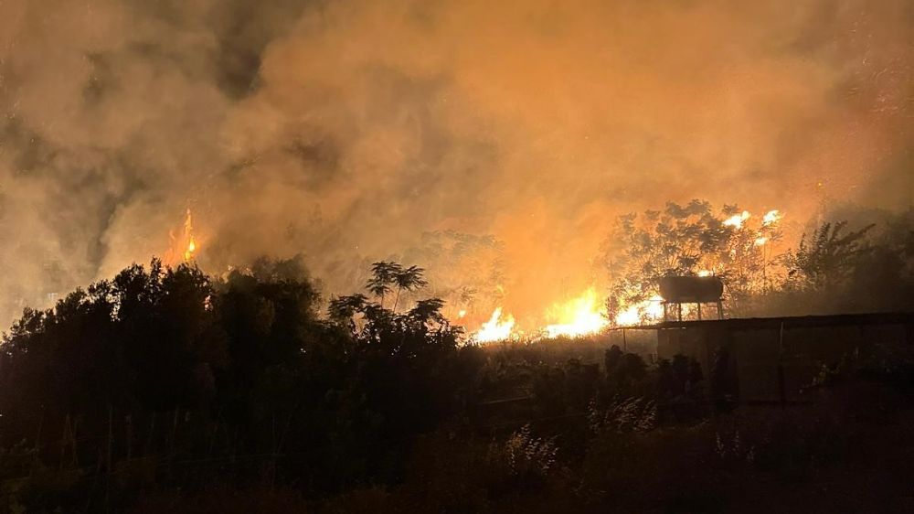 Samandağ'da evin bahçesinden alevler yükseldi