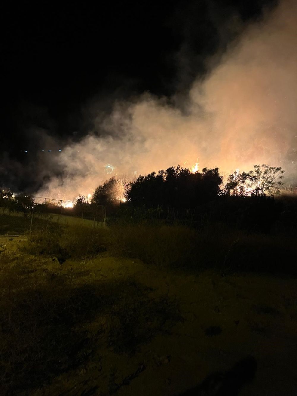Samandağ'da evin bahçesinden alevler yükseldi