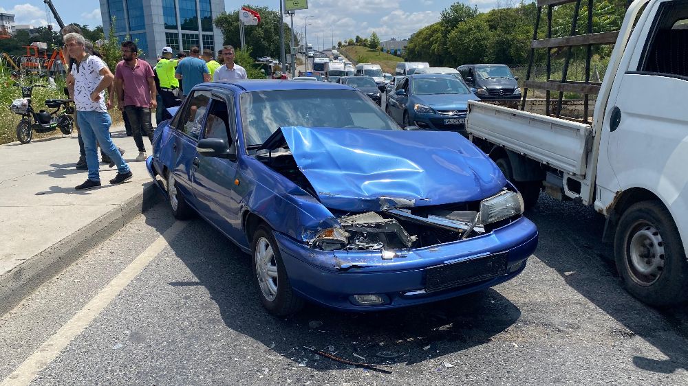 Sancaktepe'de kamyon ve çekici yol kenarına uçtu: 3 yaralı