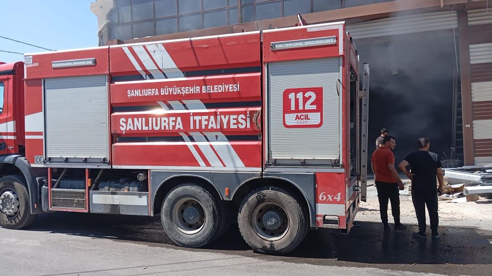 Şanlıurfa'da boya fabrikasında çıkan yangın kontrol altına alındı