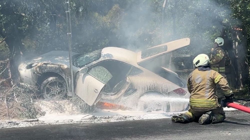 Sarıyer'de kaza yapan lüks otomobil alev aldı, sürücü son anda kurtuldu
