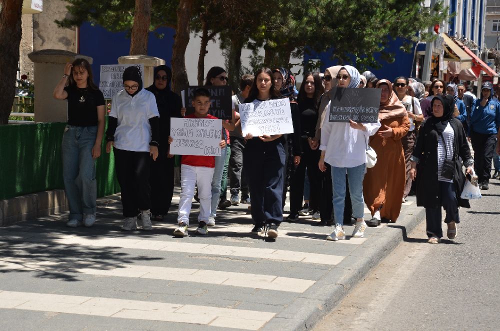 Sivas'ta kadınlar, 3 çocuk annesi Gonca Özdemir için yürüdü