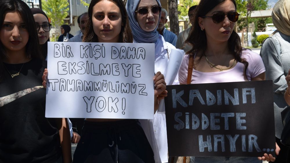 Sivas'ta kadınlar, 3 çocuk annesi Gonca Özdemir için yürüdü