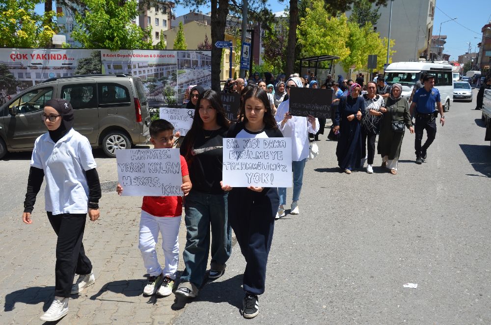 Sivas'ta kadınlar, 3 çocuk annesi Gonca Özdemir için yürüdü
