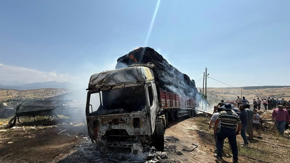 Son dakika Antalya Korkuteli'nde Köy içinde Saman Yüklü Tır Alev Aldı Şoförün Soğukkanlılığı Facianın Önüne Geçti