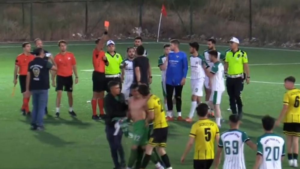 Son saniyede atılan gol sayılmayınca saha karıştı