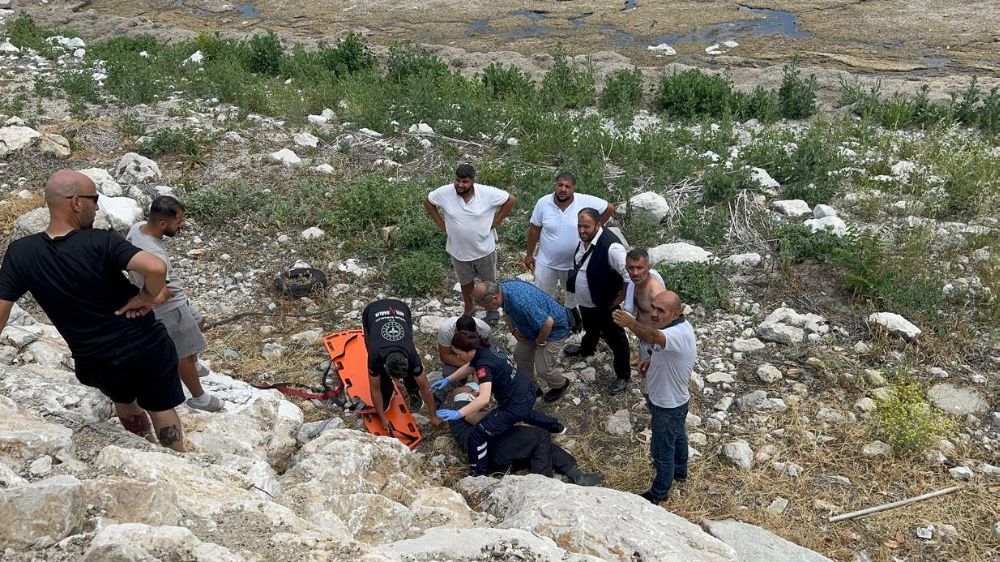 Stant kurmak isterken kayalıklara düşen yaşlı adam yaralandı