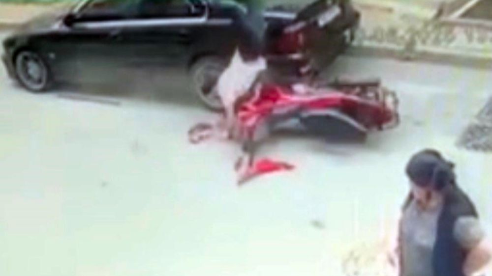  Sultangazi'de motosikletli, park halindeki otomobile çarptı