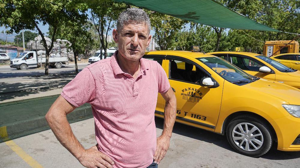 Taksicilerin "bekleme yapma" kavgası kamerada