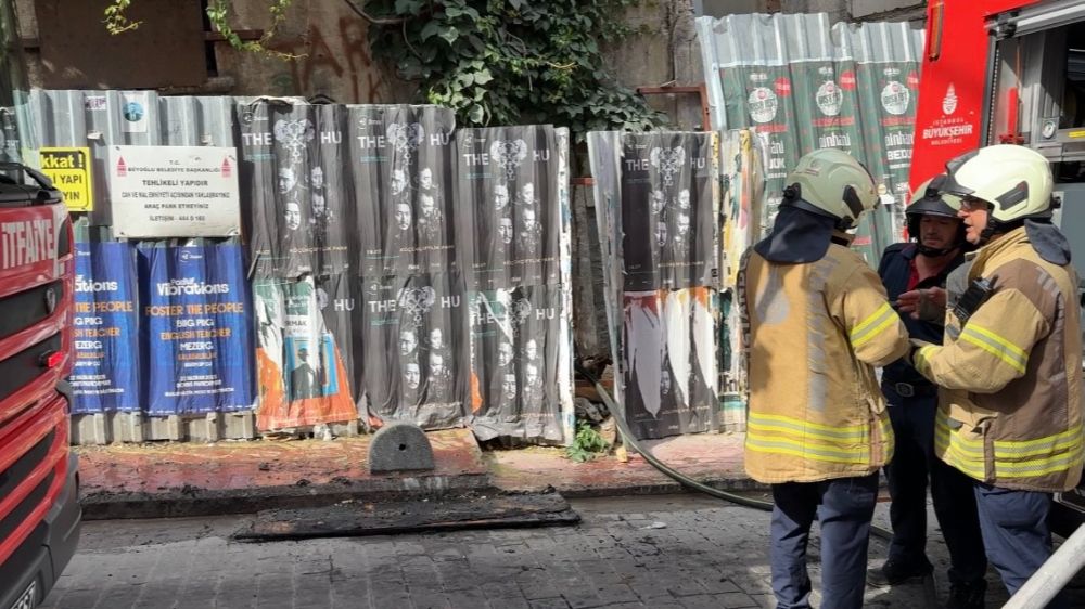 Taksim’de metruk binada yangın