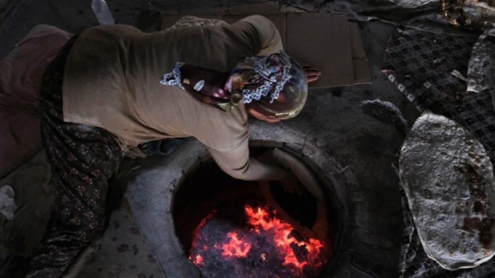 Tandır lavaşı 55 derecelik sıcak bir ortamda pişirilerek sofralardaki yerini korumaya devam ediyor