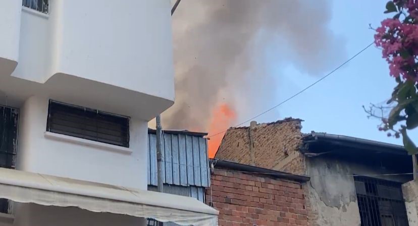 Tarihi çarşıda çıkan yangında zaman karşı mücadele veriliyor