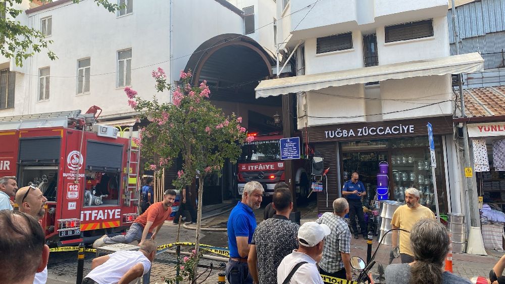 Tarihi çarşıda çıkan yangında zaman karşı mücadele veriliyor