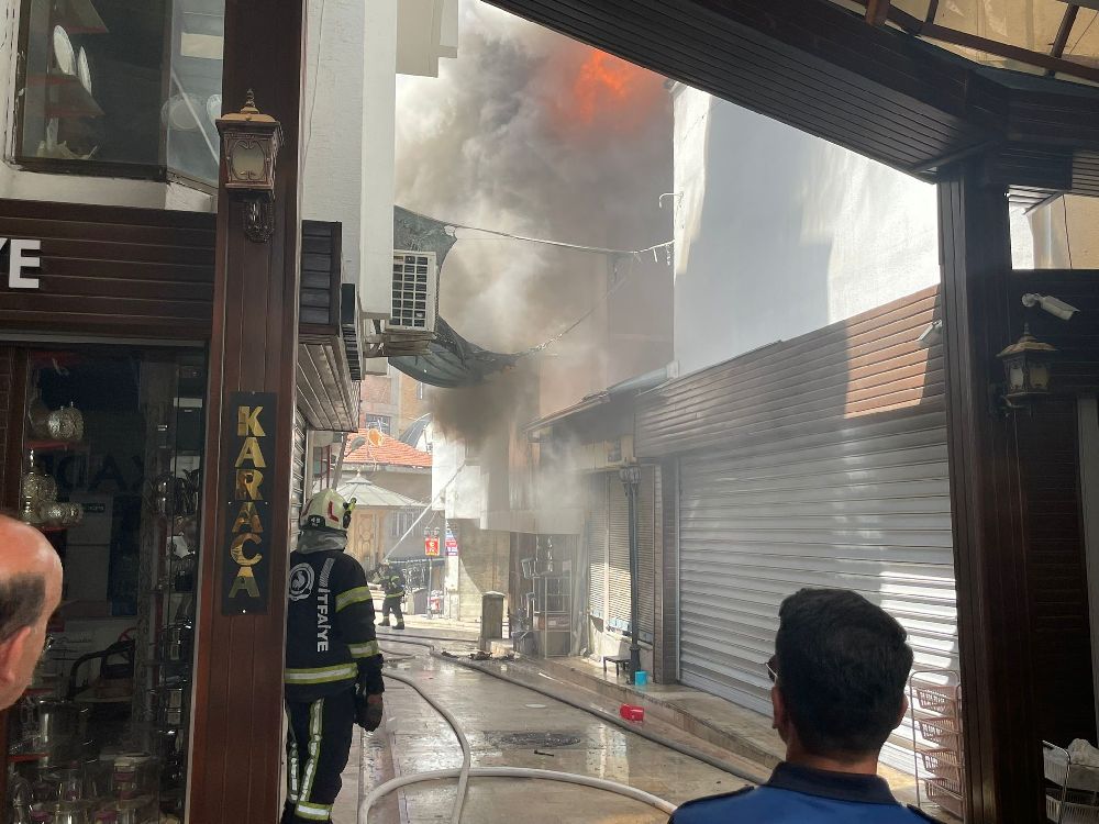 Tarihi çarşıda çıkan yangında zaman karşı mücadele veriliyor