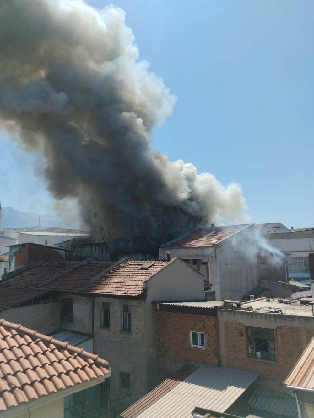 Tarihi çarşıda çıkan yangında zaman karşı mücadele veriliyor
