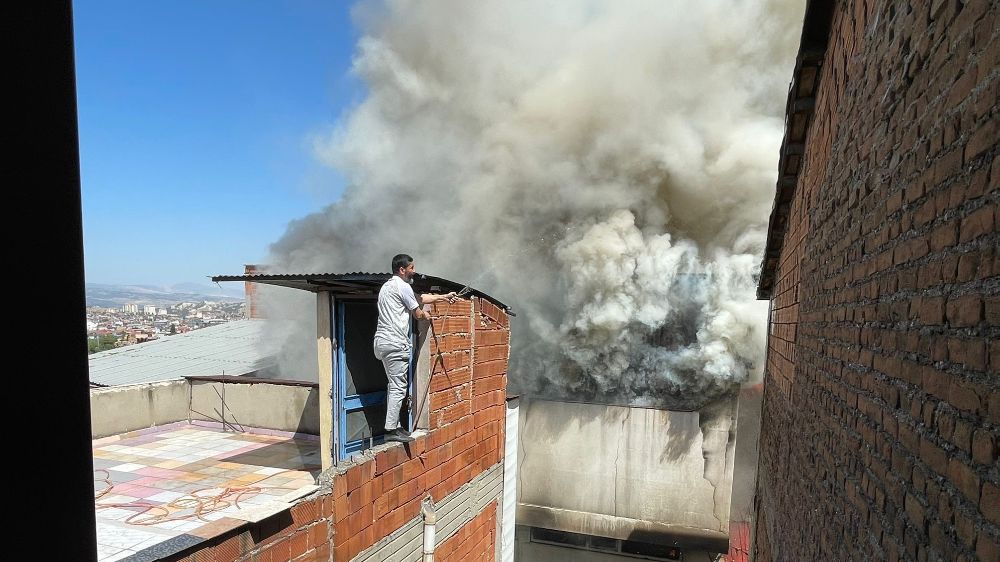 Tarihi çarşıda çıkan yangında zaman karşı mücadele veriliyor