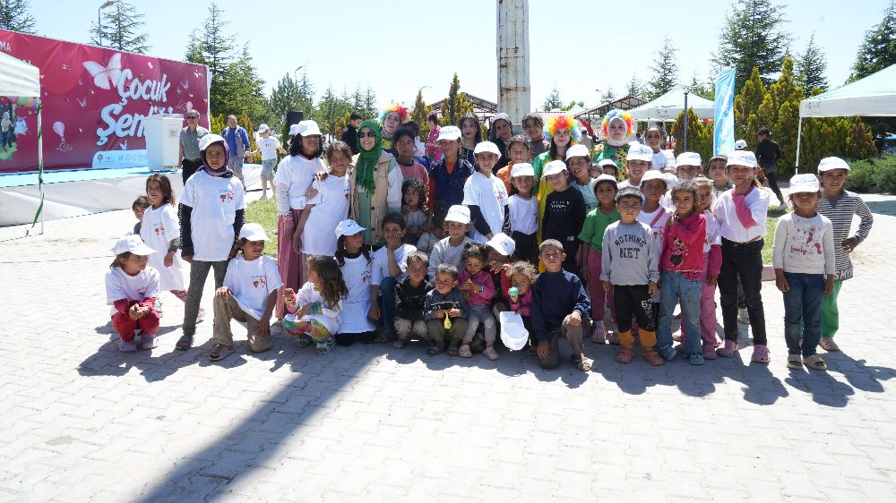  Tarlada değil, şenlikte buluştular