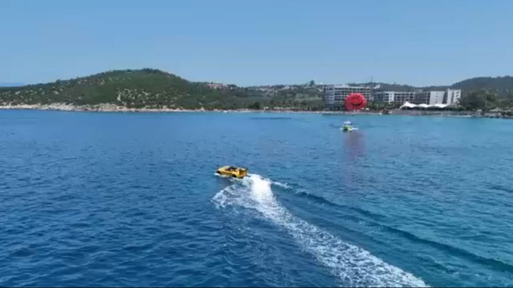 Tatil beldelerinde yeni trend: Spor araba görünümlü sürat tekneleri ilgi görüyor