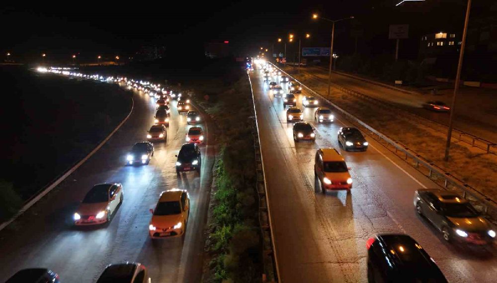 Tatilin son gecesinde trafik yoğunluğu zirve yaptı 43 ilin geçiş güzergahı havadan görüntülendi