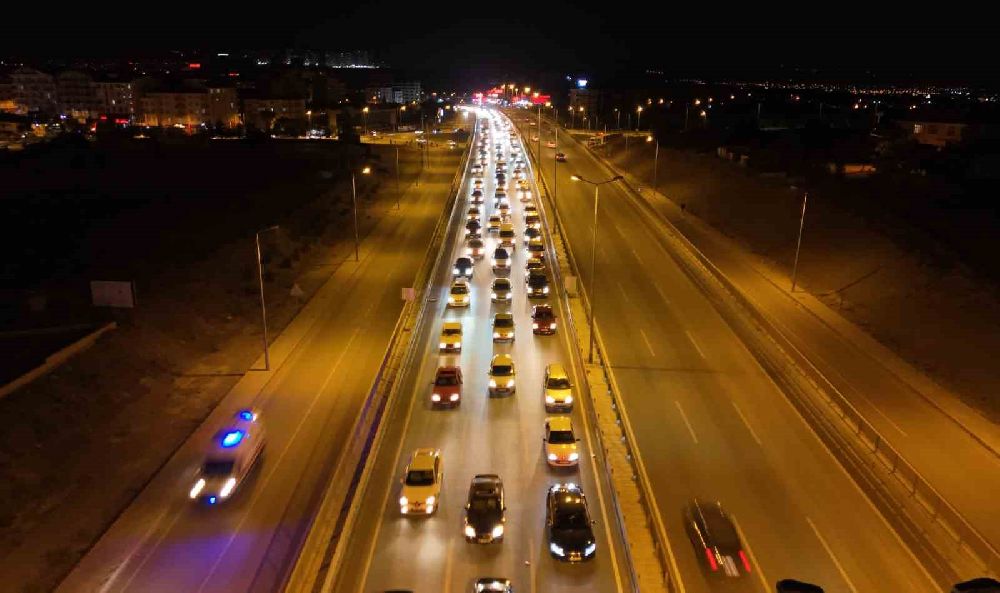 Tatilin son gecesinde trafik yoğunluğu zirve yaptı 43 ilin geçiş güzergahı havadan görüntülendi