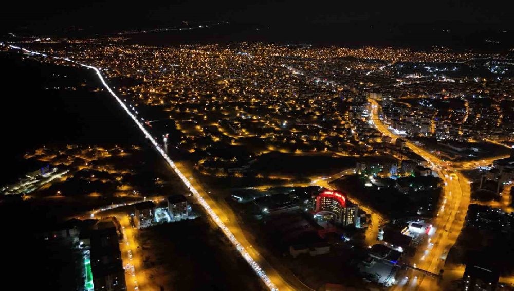 Tatilin son gecesinde trafik yoğunluğu zirve yaptı 43 ilin geçiş güzergahı havadan görüntülendi