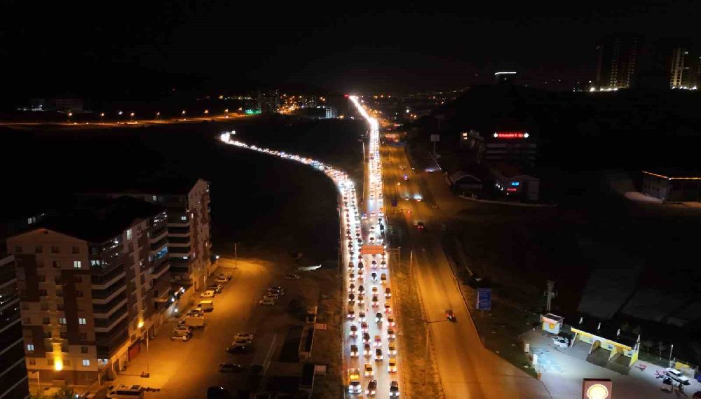 Tatilin son gecesinde trafik yoğunluğu zirve yaptı 43 ilin geçiş güzergahı havadan görüntülendi