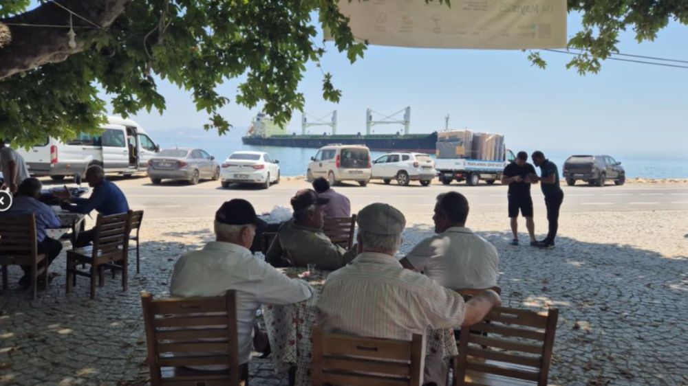 (TEKİRDAĞ) Köy kahvehanesinden karaya oturan gemiyi izlediler
