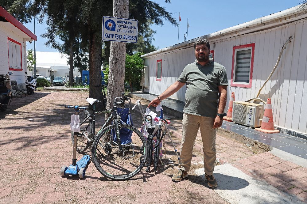 Toplu taşımada unutulan eşyalar sahiplerini bekliyor