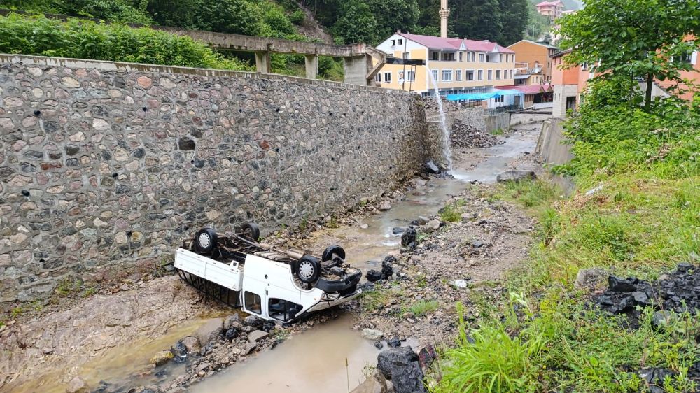 Trabzon'da kamyonet dereye uçtu: 2 yaralı