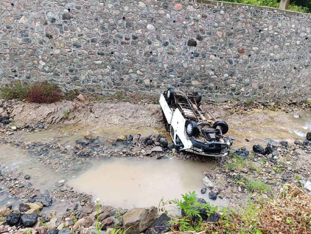 Trabzon'da kamyonet dereye uçtu: 2 yaralı