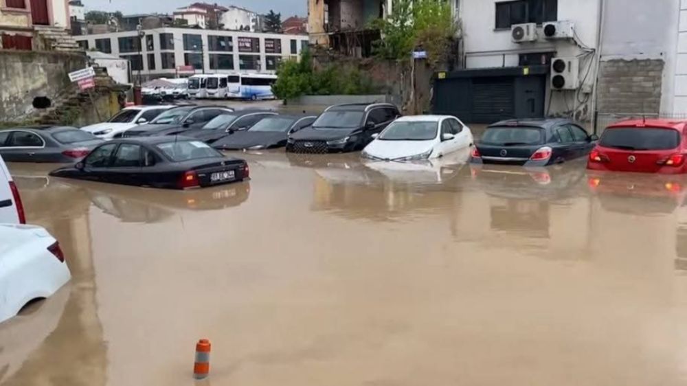 Trabzon’da Sağanak Yağış Sele Neden Oldu Uzun Sokak'ta Mağazalar Zarar Gördü