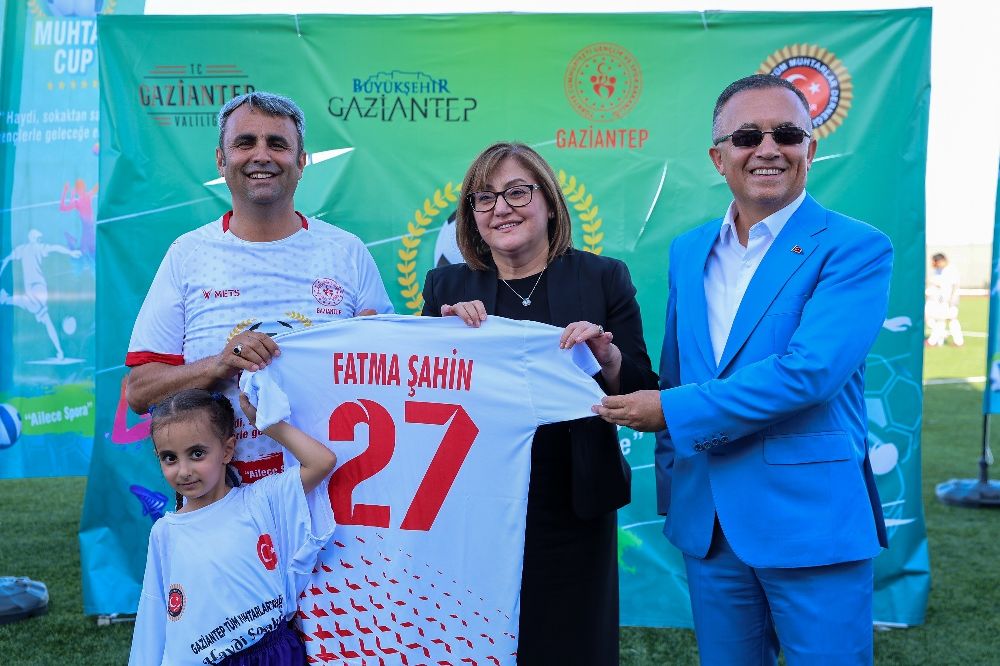 Türkiye’de bir ilk olan Muhtar Cup Futbol turnuvası başladı
