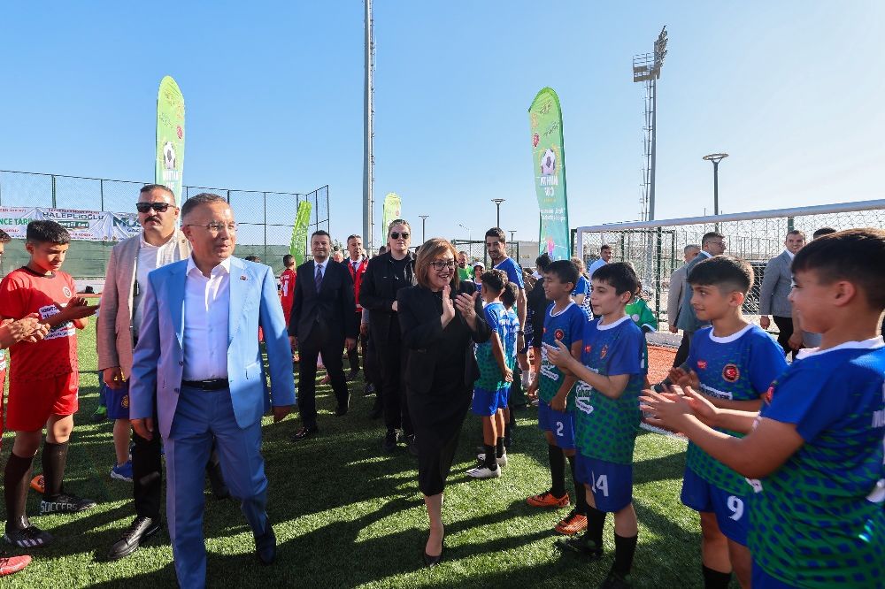 Türkiye’de bir ilk olan Muhtar Cup Futbol turnuvası başladı