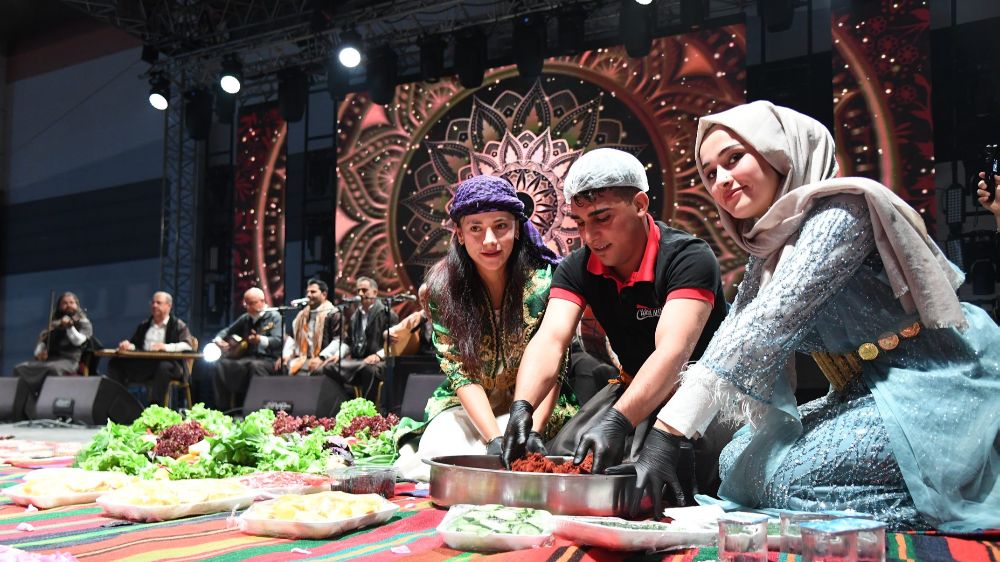 Urfa'nın siyah gülü ile Isparta'nın pembe gülü buluştu