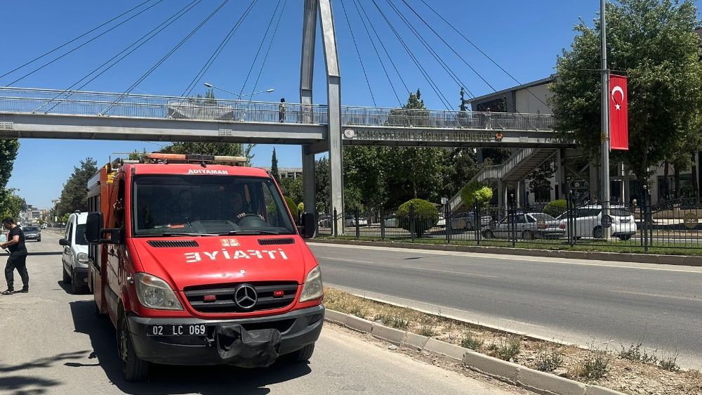 Üst geçidi kullanmayan şahıs demir korkulukta sıkıştı