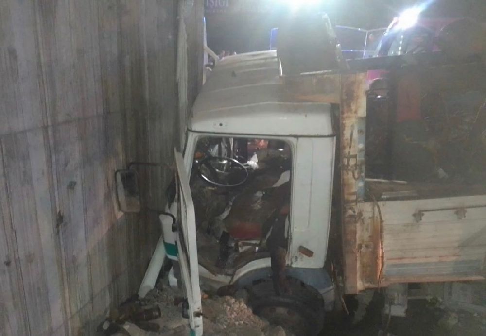 Üst geçit duvarına çarpan kamyondaki 2 kişi yaralandı