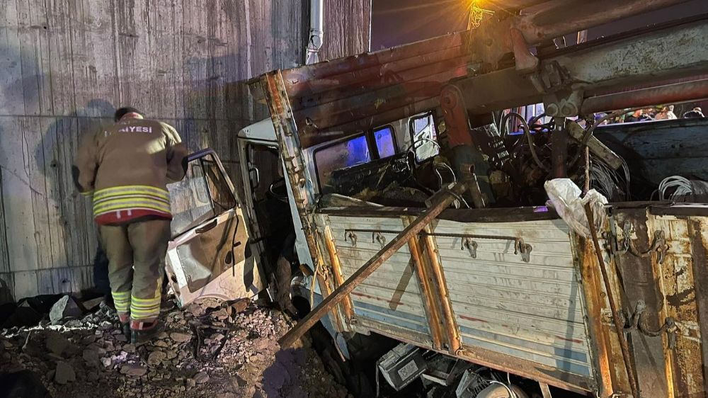  Üst geçit duvarına çarpan kamyondaki 2 kişi yaralandı