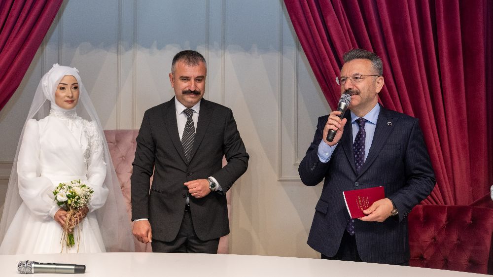 Vali Aksoy, Aile ve Sosyal Hizmetler İl Müdürü Bayrak'ın nikah şahidi oldu