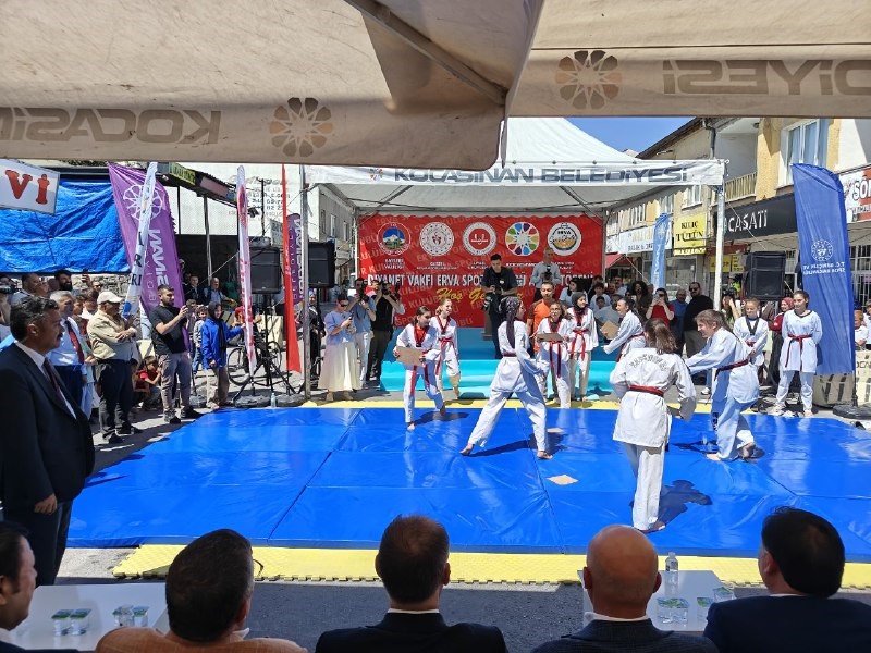 Vali Çiçek: "ERVA Spor Okulu öğrencilerimizin hep arkasında olacağız"