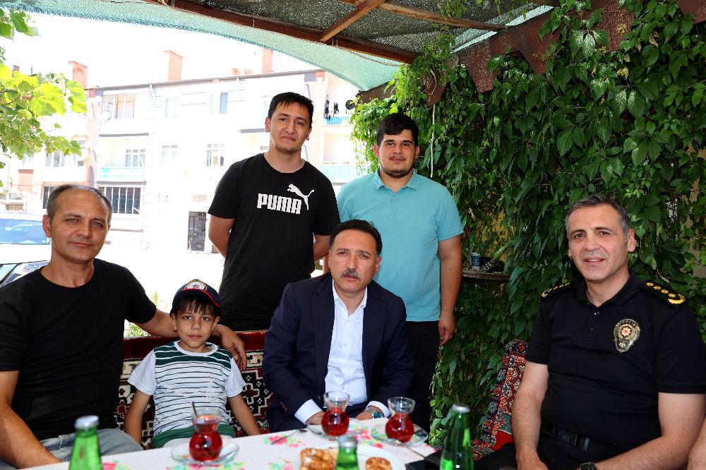 Vali Çiçek, mahalle ziyaretlerine devam ediyor