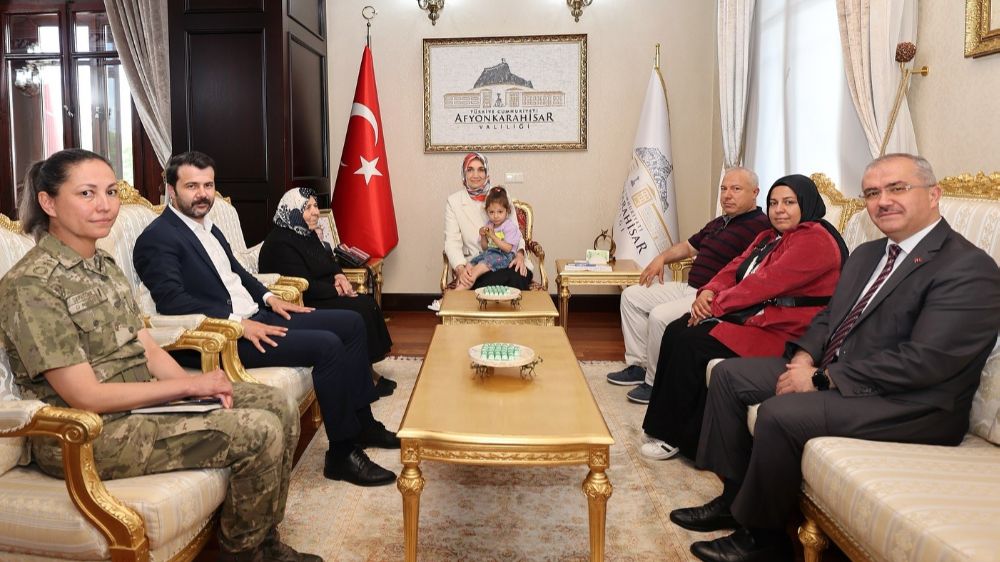Vali Yiğitbaşı, Şehit Önder Özen’in ailesini makamında ağırladı