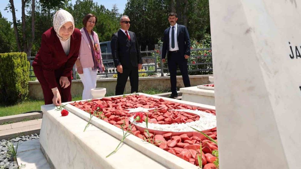 Vali Yiğitbaşı ve protokolden şehitlikleri bayram ziyareti