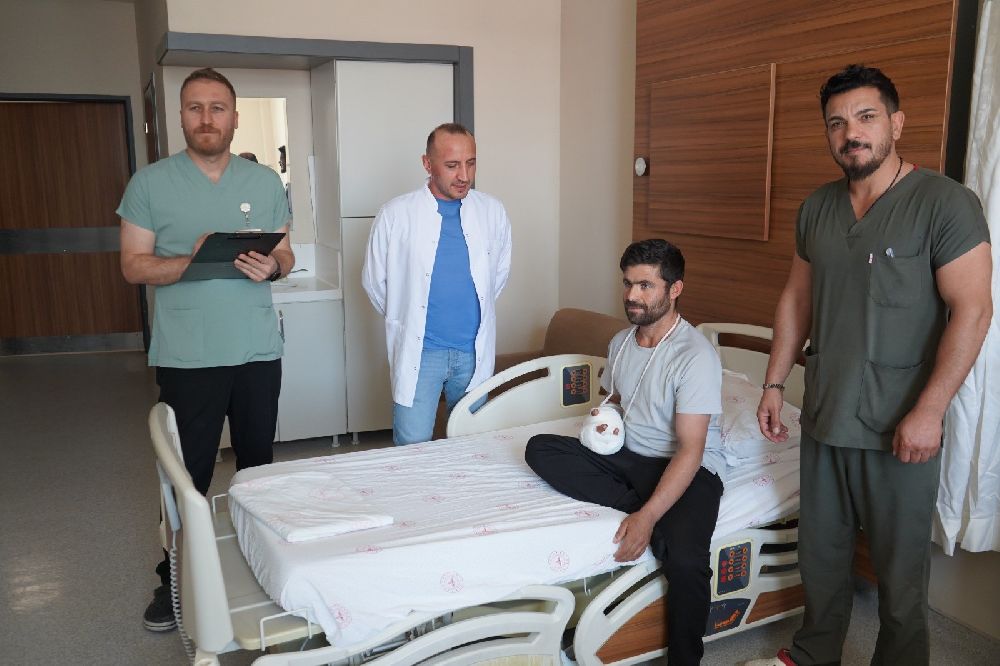 Van’da zorlu el ameliyatı: 10 saatlik mücadeleyle hayata tutundu