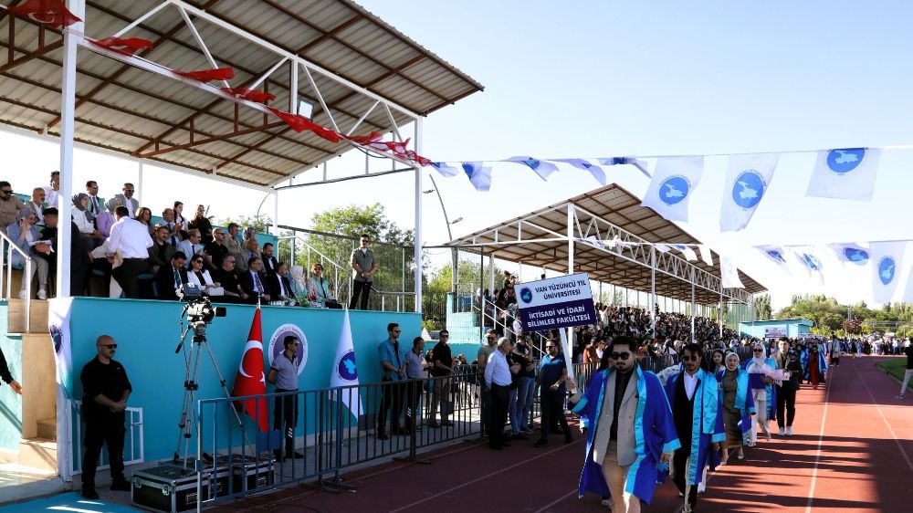  Van Yüzüncü Yıl Üniversitesinde 2024-2025  mezuniyet coşkusu