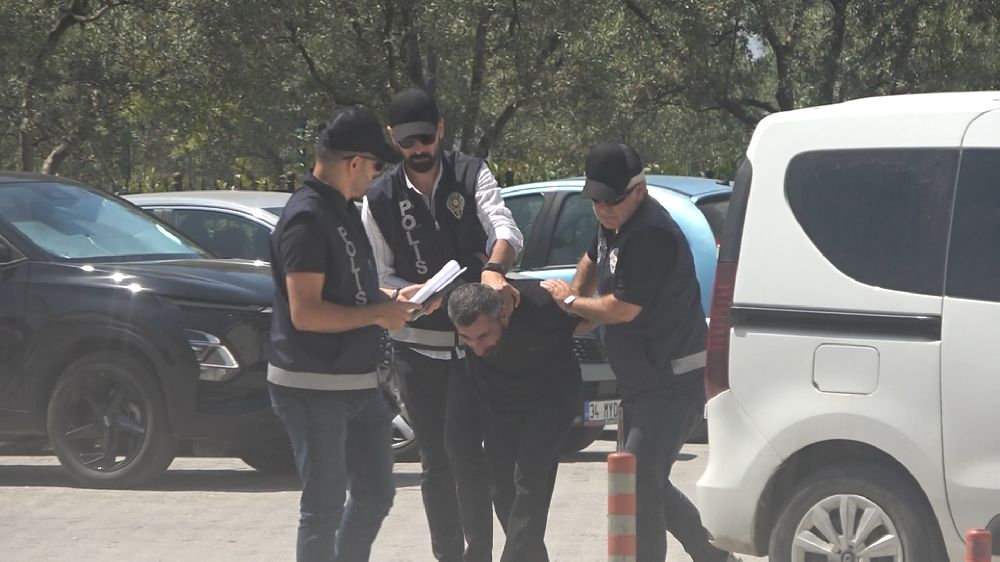 Yalova'da alkol alırken tartıştığı arkadaşını boğazından bıçaklayarak öldüren zanlı adliyede