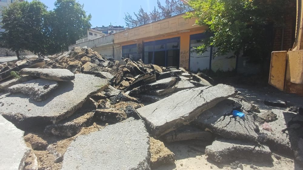 Yalova'da alkol alırken tartıştığı arkadaşını boğazından bıçaklayarak öldüren zanlı adliyede