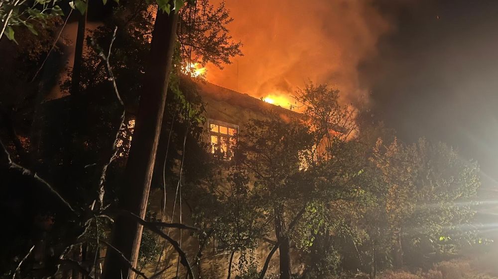 Yaşlı kadının 2 katlı evi küle döndü